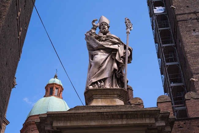 On Piazza di Porta Ravegnana